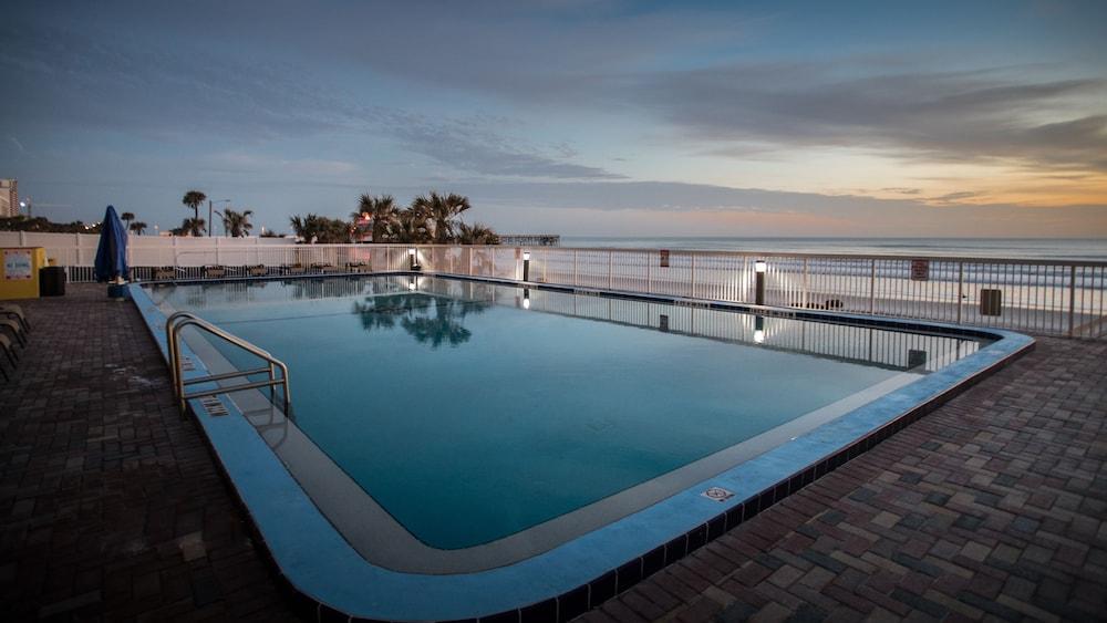 Comfort Inn & Suites Daytona Beach Oceanfront Экстерьер фото